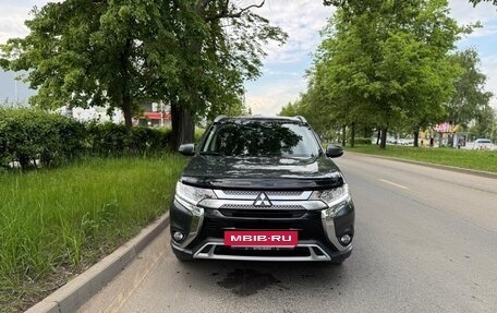 Mitsubishi Outlander III рестайлинг 3, 2019 год, 2 490 000 рублей, 2 фотография
