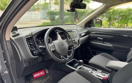 Mitsubishi Outlander III рестайлинг 3, 2019 год, 2 490 000 рублей, 8 фотография