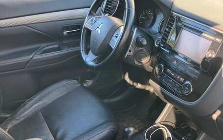 Mitsubishi Outlander III рестайлинг 3, 2014 год, 1 800 000 рублей, 2 фотография