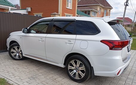 Mitsubishi Outlander III рестайлинг 3, 2022 год, 2 599 000 рублей, 2 фотография