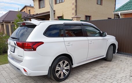 Mitsubishi Outlander III рестайлинг 3, 2022 год, 2 599 000 рублей, 4 фотография
