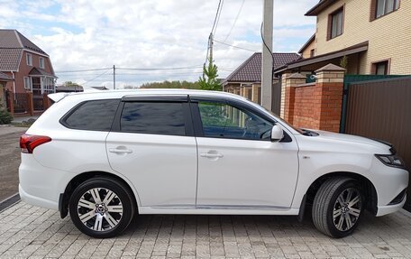 Mitsubishi Outlander III рестайлинг 3, 2022 год, 2 599 000 рублей, 5 фотография