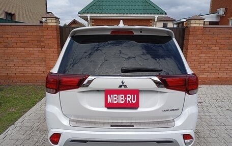 Mitsubishi Outlander III рестайлинг 3, 2022 год, 2 599 000 рублей, 3 фотография