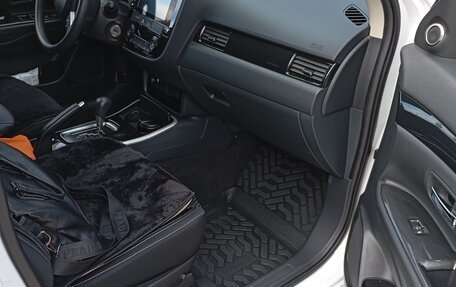 Mitsubishi Outlander III рестайлинг 3, 2022 год, 2 599 000 рублей, 15 фотография