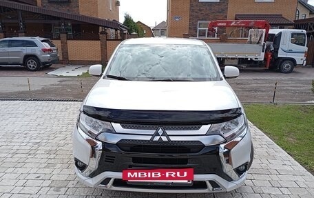Mitsubishi Outlander III рестайлинг 3, 2022 год, 2 599 000 рублей, 10 фотография