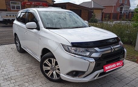 Mitsubishi Outlander III рестайлинг 3, 2022 год, 2 599 000 рублей, 12 фотография
