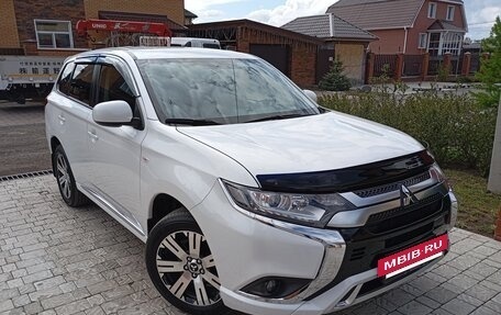 Mitsubishi Outlander III рестайлинг 3, 2022 год, 2 599 000 рублей, 13 фотография