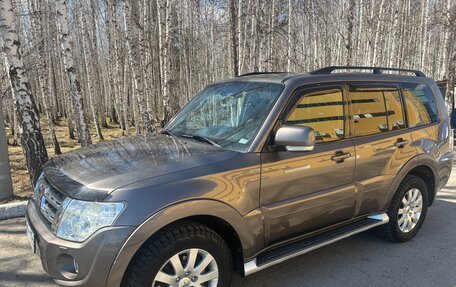 Mitsubishi Pajero IV, 2011 год, 2 280 000 рублей, 2 фотография