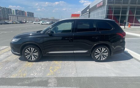 Mitsubishi Outlander III рестайлинг 3, 2018 год, 1 800 000 рублей, 4 фотография