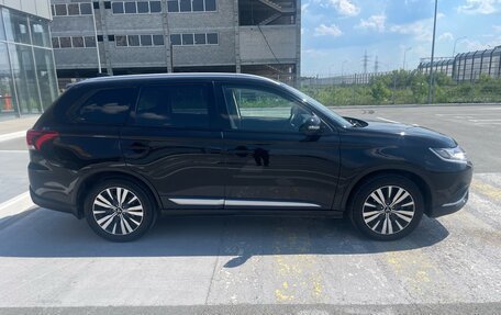 Mitsubishi Outlander III рестайлинг 3, 2018 год, 1 800 000 рублей, 5 фотография