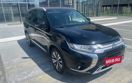 Mitsubishi Outlander III рестайлинг 3, 2018 год, 1 800 000 рублей, 3 фотография