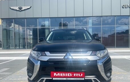 Mitsubishi Outlander III рестайлинг 3, 2018 год, 1 800 000 рублей, 2 фотография