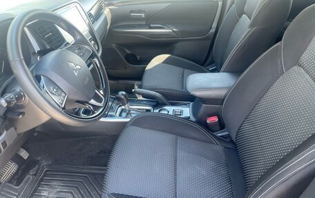 Mitsubishi Outlander III рестайлинг 3, 2018 год, 1 800 000 рублей, 10 фотография