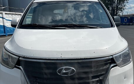 Hyundai Grand Starex Grand Starex I рестайлинг 2, 2019 год, 1 800 000 рублей, 1 фотография