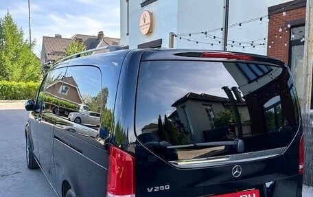 Mercedes-Benz V-Класс, 2022 год, 8 900 000 рублей, 2 фотография