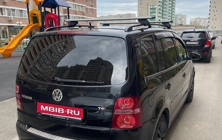 Volkswagen Touran III, 2010 год, 950 000 рублей, 2 фотография