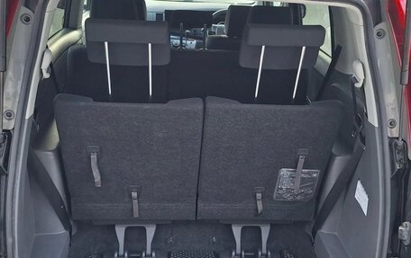 Toyota ISis I, 2015 год, 1 350 000 рублей, 6 фотография