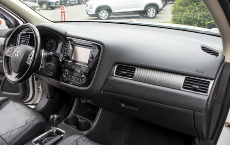 Mitsubishi Outlander III рестайлинг 3, 2013 год, 1 335 000 рублей, 9 фотография