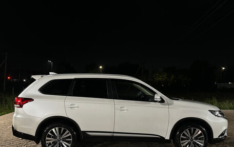 Mitsubishi Outlander III рестайлинг 3, 2021 год, 2 600 000 рублей, 6 фотография