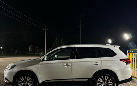 Mitsubishi Outlander III рестайлинг 3, 2021 год, 2 600 000 рублей, 5 фотография