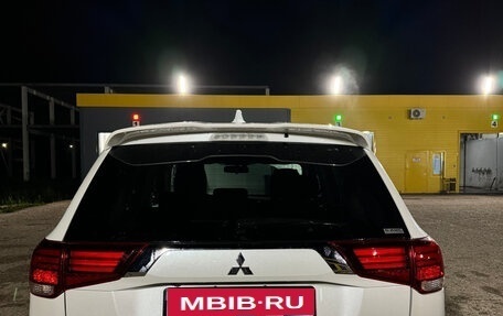 Mitsubishi Outlander III рестайлинг 3, 2021 год, 2 600 000 рублей, 4 фотография