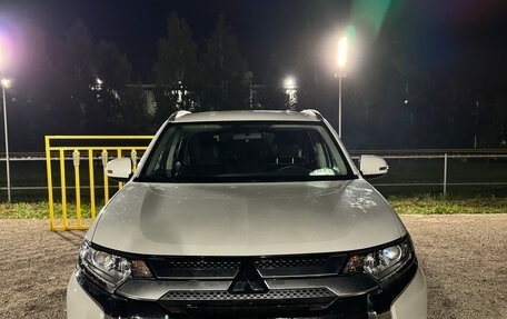 Mitsubishi Outlander III рестайлинг 3, 2021 год, 2 600 000 рублей, 3 фотография