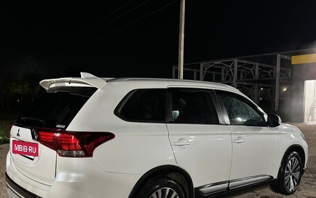 Mitsubishi Outlander III рестайлинг 3, 2021 год, 2 600 000 рублей, 8 фотография