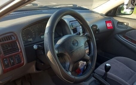 Toyota Avensis III рестайлинг, 1998 год, 400 000 рублей, 1 фотография