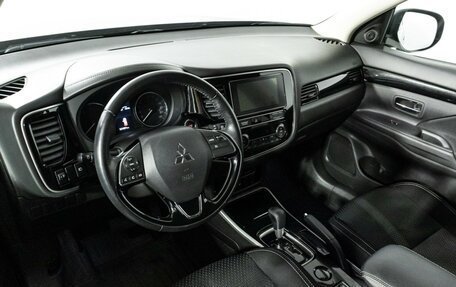 Mitsubishi Outlander III рестайлинг 3, 2018 год, 1 690 700 рублей, 11 фотография