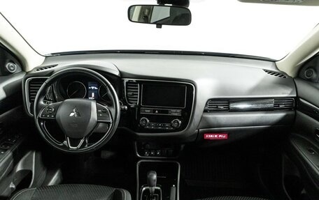 Mitsubishi Outlander III рестайлинг 3, 2018 год, 1 690 700 рублей, 13 фотография