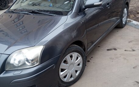 Toyota Avensis III рестайлинг, 2006 год, 875 000 рублей, 1 фотография