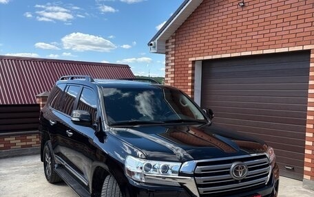 Toyota Land Cruiser 200, 2018 год, 6 700 000 рублей, 2 фотография
