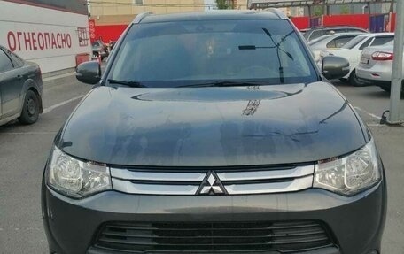 Mitsubishi Outlander III рестайлинг 3, 2014 год, 1 590 000 рублей, 2 фотография