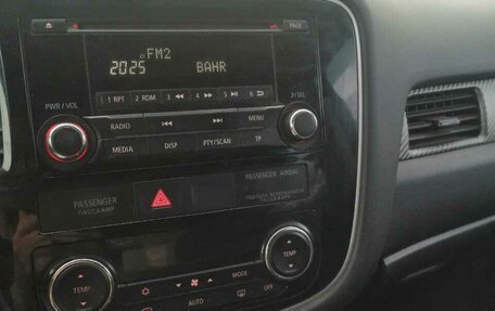 Mitsubishi Outlander III рестайлинг 3, 2014 год, 1 590 000 рублей, 10 фотография