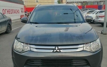 Mitsubishi Outlander III рестайлинг 3, 2014 год, 1 590 000 рублей, 4 фотография