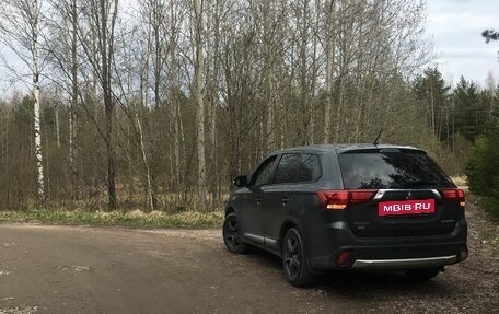 Mitsubishi Outlander III рестайлинг 3, 2016 год, 1 100 000 рублей, 2 фотография