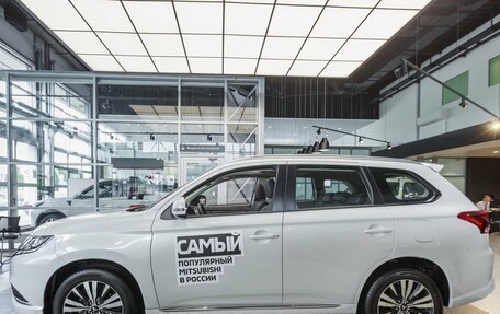 Mitsubishi Outlander III рестайлинг 3, 2022 год, 3 490 000 рублей, 9 фотография
