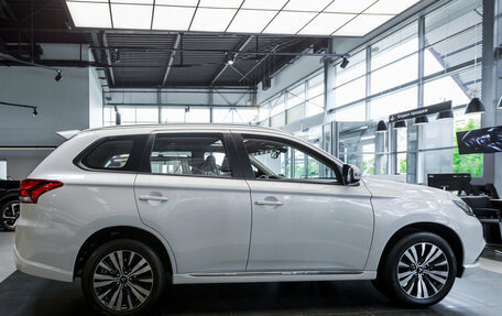 Mitsubishi Outlander III рестайлинг 3, 2022 год, 3 490 000 рублей, 4 фотография
