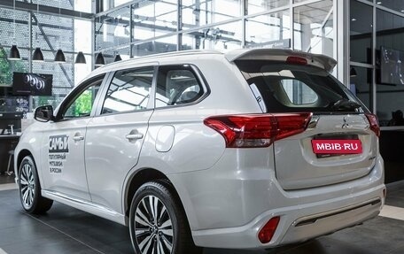 Mitsubishi Outlander III рестайлинг 3, 2022 год, 3 490 000 рублей, 8 фотография