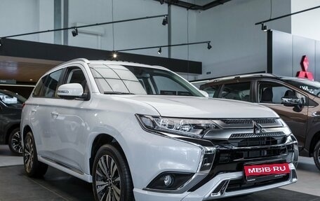 Mitsubishi Outlander III рестайлинг 3, 2022 год, 3 490 000 рублей, 3 фотография