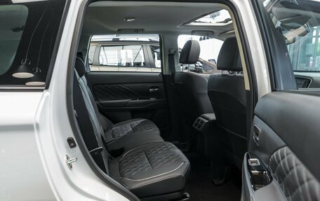 Mitsubishi Outlander III рестайлинг 3, 2022 год, 3 490 000 рублей, 13 фотография
