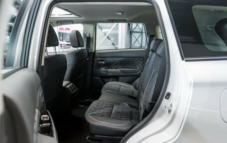 Mitsubishi Outlander III рестайлинг 3, 2022 год, 3 490 000 рублей, 12 фотография
