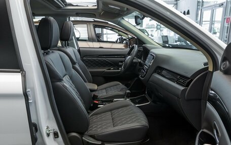 Mitsubishi Outlander III рестайлинг 3, 2022 год, 3 490 000 рублей, 14 фотография