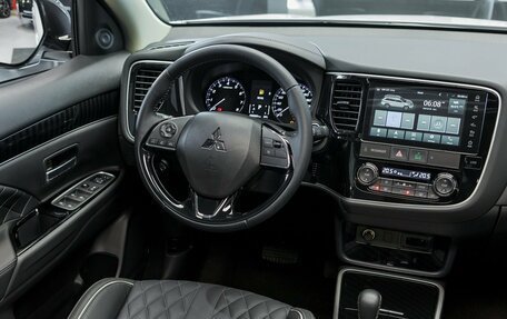 Mitsubishi Outlander III рестайлинг 3, 2022 год, 3 490 000 рублей, 19 фотография