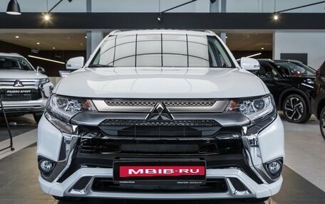 Mitsubishi Outlander III рестайлинг 3, 2022 год, 3 490 000 рублей, 2 фотография
