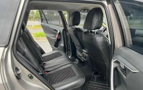 Toyota RAV4, 2024 год, 2 700 000 рублей, 10 фотография