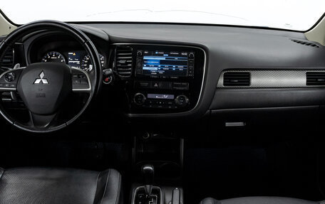 Mitsubishi Outlander III рестайлинг 3, 2012 год, 1 299 000 рублей, 17 фотография