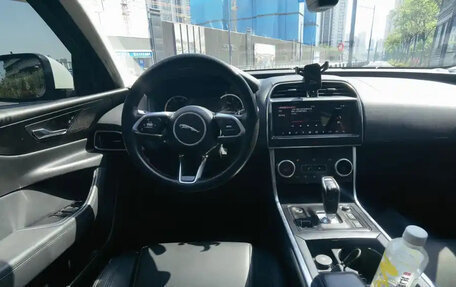 Jaguar XE I рестайлинг, 2020 год, 2 200 000 рублей, 16 фотография
