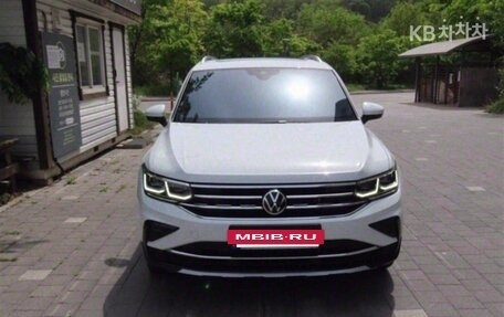 Volkswagen Tiguan II, 2021 год, 2 095 000 рублей, 2 фотография