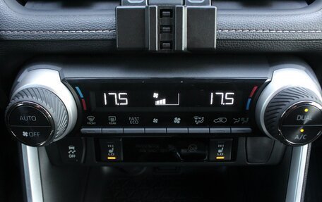 Toyota RAV4, 2021 год, 3 200 000 рублей, 14 фотография